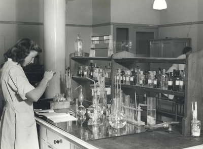 826349 Interieur van het Diakonessenhuis (Bosboomstraat 1) te Utrecht: het centrale laboratorium met een ...